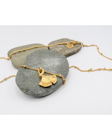 Collier-doré-or-et-pendentif-Ginko